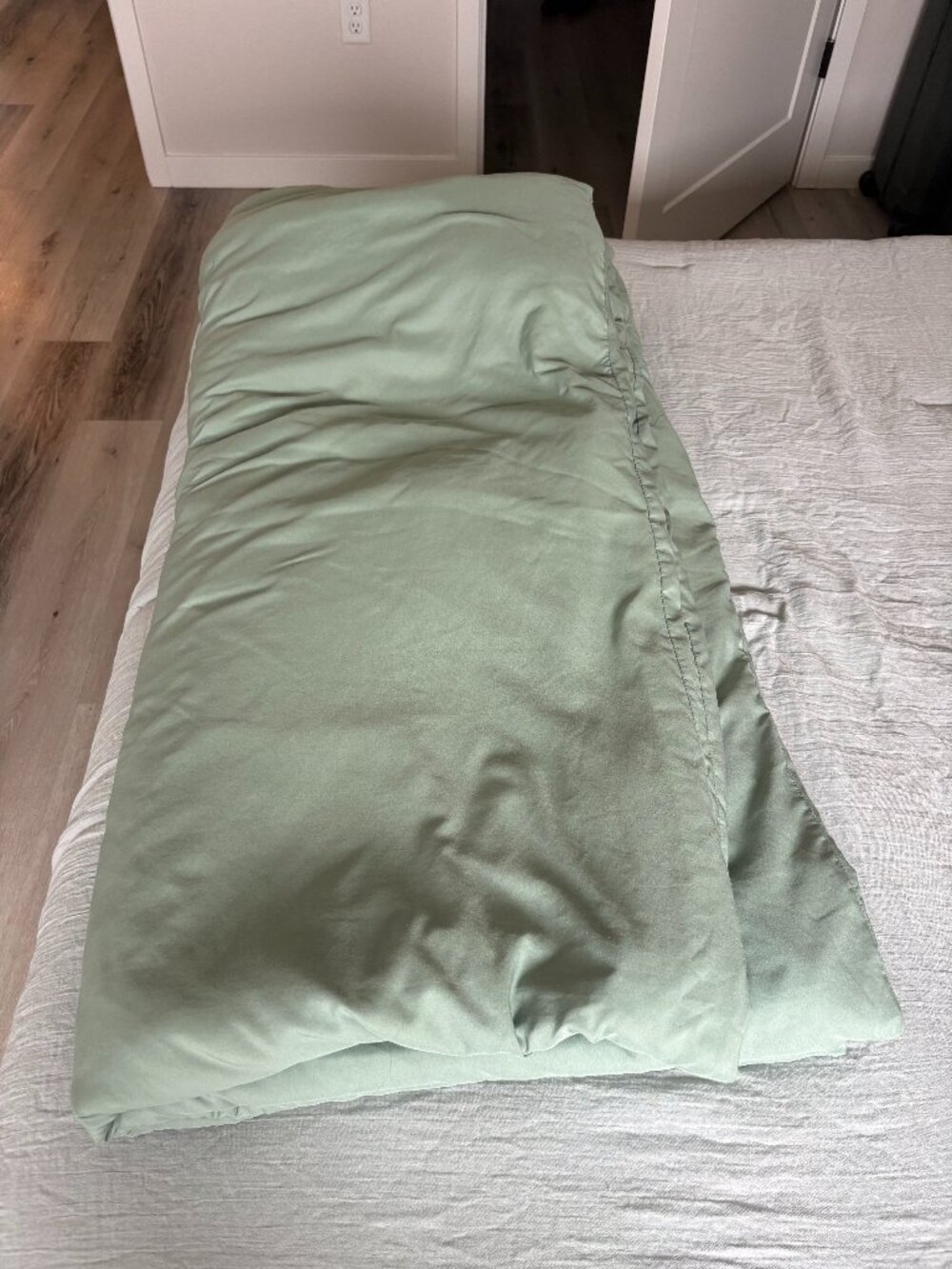 Green duvet cover with 2 pillowcases and white duvet inside included.